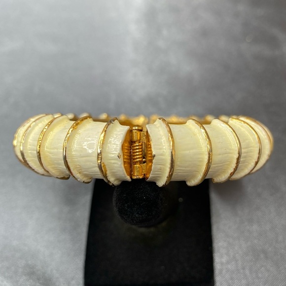 Kenneth Jay Lane Gold, town with cream enamel - Picture 5 of 6